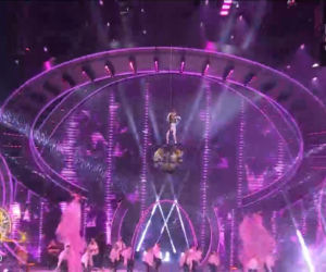 Sylwester z Dwójką TVP. Doda przebierała się dwa razy. Zapięta pod szyję wyglądała obłędnie!