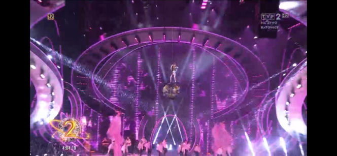 Sylwester z Dwójką TVP. Doda przebierała się dwa razy. Zapięta pod szyję wyglądała obłędnie!