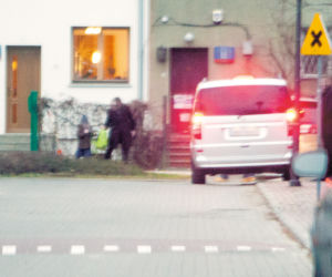 Rządowy bus wozi córkę ministra Jacka Cichockiego i dziecko sąsiadów do szkoły