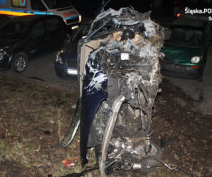 Sosnowiec: Nie żyje 38-letni kierowca. Jego rozpędzone auto dachowało rozbijając się o latarnię i inne pojazdy [ZDJĘCIA]