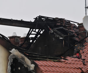 Miejsce po nocnym pożarze na poddaszu domu dwurodzinnego na szczecińskim osiedlu Krzekowo-Bezrzecze