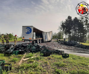Czarlin. Z ciężarówki wypadł ładunek piwa. Setki butelek na drodze 