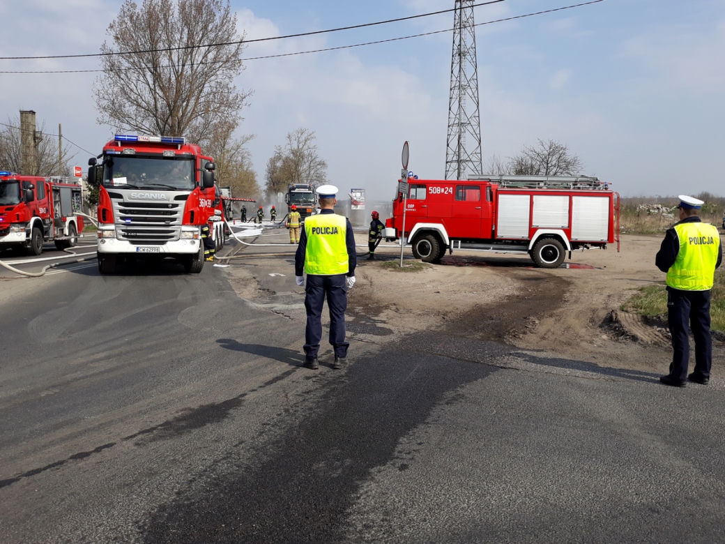 Chwile grozy w powiecie radziejowskim. Łatwopalna substancja na drodze!