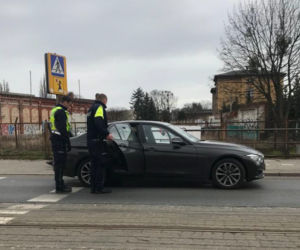 Niosła 4 siatki z zakupami. Podwieźli ją policjanci z Grudziądza