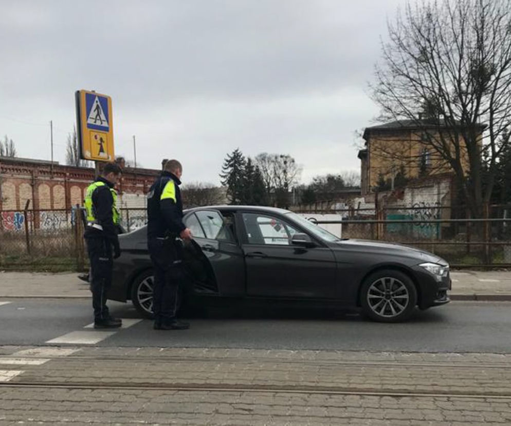 Niosła 4 siatki z zakupami. Podwieźli ją policjanci z Grudziądza