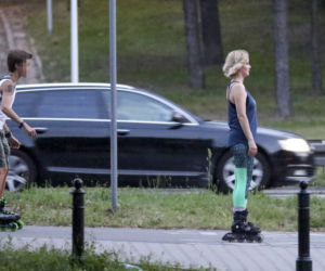 MONIKA ZAMACHOWSKA Z SYNEM NA ROLKACH.