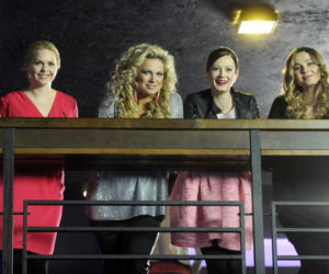 PRZYJACIÓŁKI 2 sezon odc. 25. Anka (Magdalena Stużyńska), Patrycja (Joanna Liszowska), Zuza (Anita Sokołowska), Inga (Małgorzata Socha)
