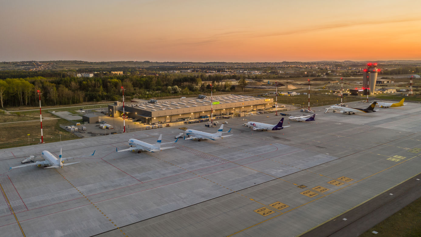 Samoloty nie latają, ale lotnisko Katowice Airport cały czas pracuje. Sznur uziemionych maszyn na płycie lotniska robi wrażenie. Zobaczcie [ZDJĘCIA]