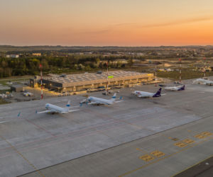 Samoloty nie latają, ale lotnisko Katowice Airport cały czas pracuje. Sznur uziemionych maszyn na płycie lotniska robi wrażenie. Zobaczcie [ZDJĘCIA]