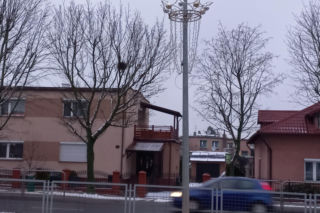Jednorazowa dekoracja? Nowe iluminacje świąteczne w Lesznie nie wytrzymały nawet sezonu!