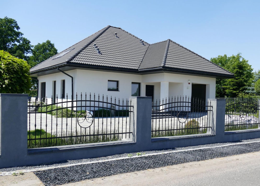 Zatłukli biznesmena trzonkami siekier. Jeden z morderców wciąż na wolności