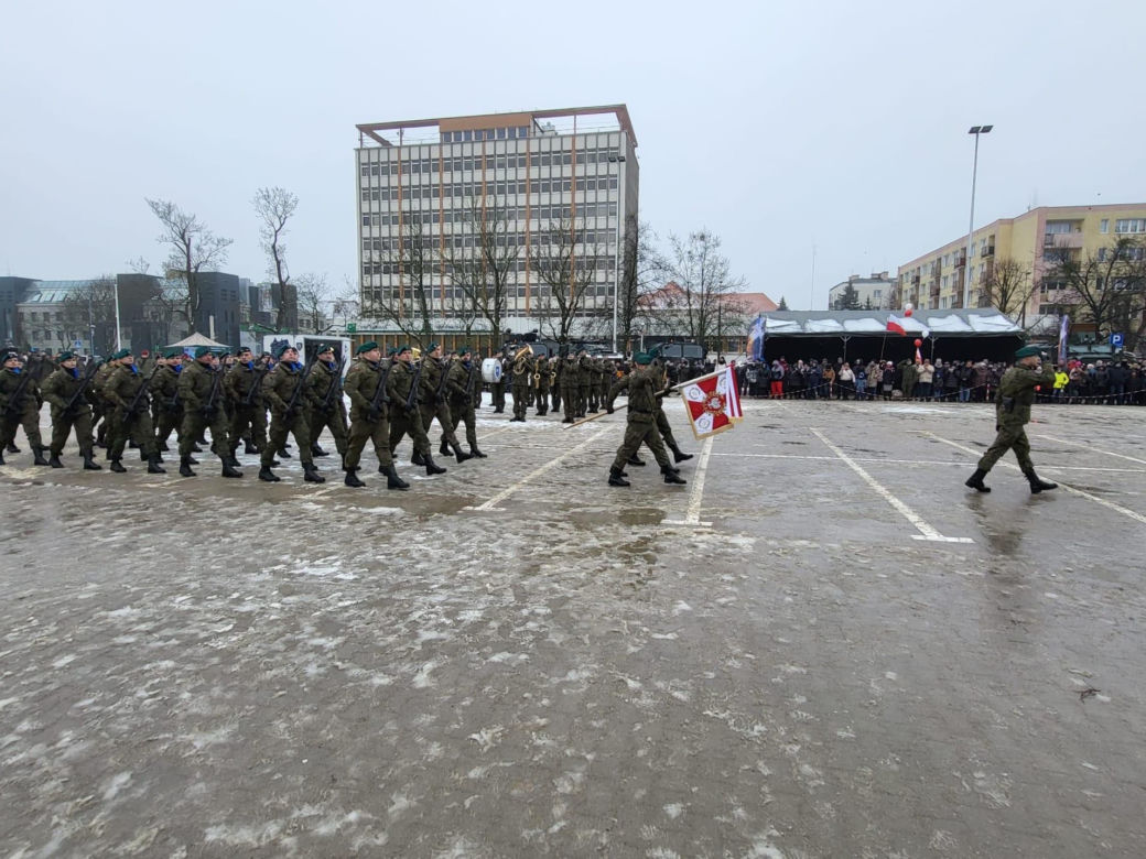 „Ja, żołnierz Wojska Polskiego…” . Ponad stu wojskowych wypowiedziało w Olsztynie słowa przysięgi [ZDJĘCIA]