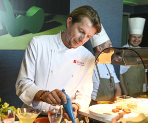 Wigilijny stół Karola Okrasy zaskakuje oryginalnością! Strudel z karpia to dopiero początek niespodzianek