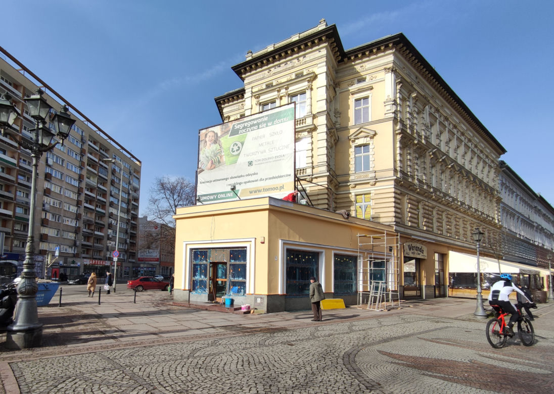 W sobotę rano przechodnie mogli już zobaczyć poprawioną elewację
