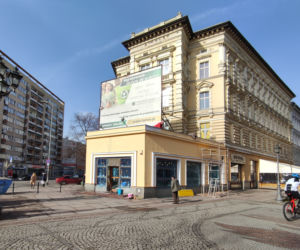 W sobotę rano przechodnie mogli już zobaczyć poprawioną elewację