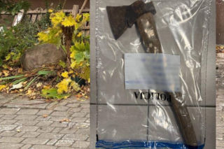 Wyszedł przed blok z siekierą w dłoni. Tłumaczenie 38-latka mocno zaskoczyło policjantów