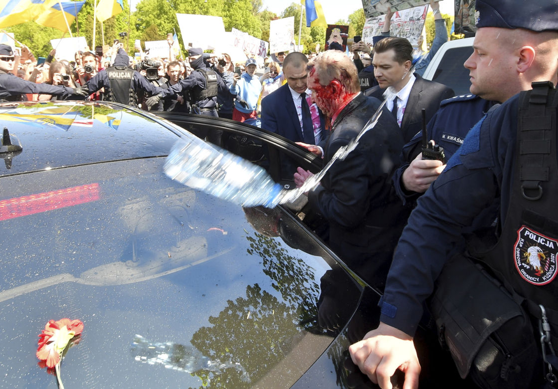 Demonstranci na Cmentarzu Mauzoleum Żołnierzy Radzieckich zablokowali limuzynę ambasadora Rosji 