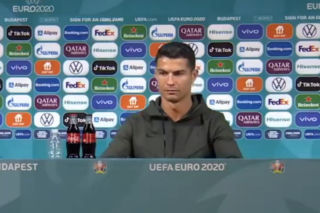 Ronaldo zamienił colę na wodę. Koncern stracił na tym 4 miliardy złotych