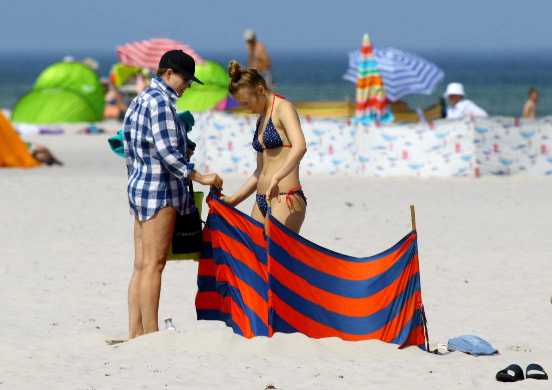 GRAŻYNA SZAPOŁOWSKA NA PLAŻY_1PUBL