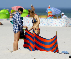 GRAŻYNA SZAPOŁOWSKA NA PLAŻY_1PUBL