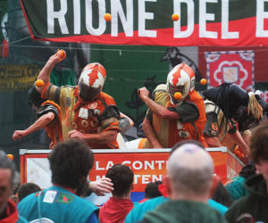 Włochy/ Ponad 140 osób odniosło obrażenia podczas kolejnej bitwy na pomarańcze w Ivrei