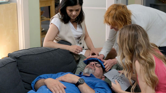 M jak miłość odc. 1901. Sylwia (Hanna Turnau), Adam Werner (Jacek Kopczyński), pani Ola (Ewa Kolasińska), Kinga (Katarzyna Cichopek)