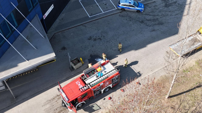 Dym nad centrum handlowym w Warszawie