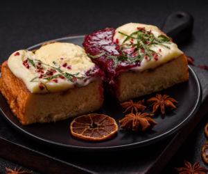 Tosty francuskie z ricottą i pieczonymi truskawkami – śniadanie, które wygląda jak deser, a robi się samo