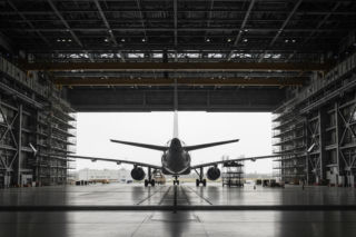 Ryanair stawia na Wrocław. Ile zarobi mechanik bez doświadczenia?