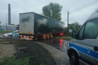 O włos od tragedii! Pijany kierowca TIR-a przejechał przez rondo i staranował ogrodzenie posesji