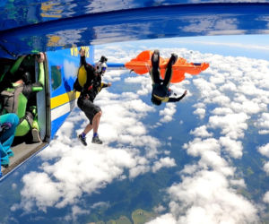 Spadochroniarz oszukał przeznaczenie! Film z przestworzy budzi grozę