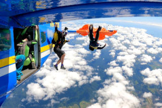 Spadochroniarz oszukał przeznaczenie! Film z przestworzy budzi grozę