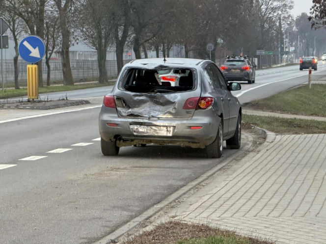 Pijany motocyklista wbił się w tył skody
