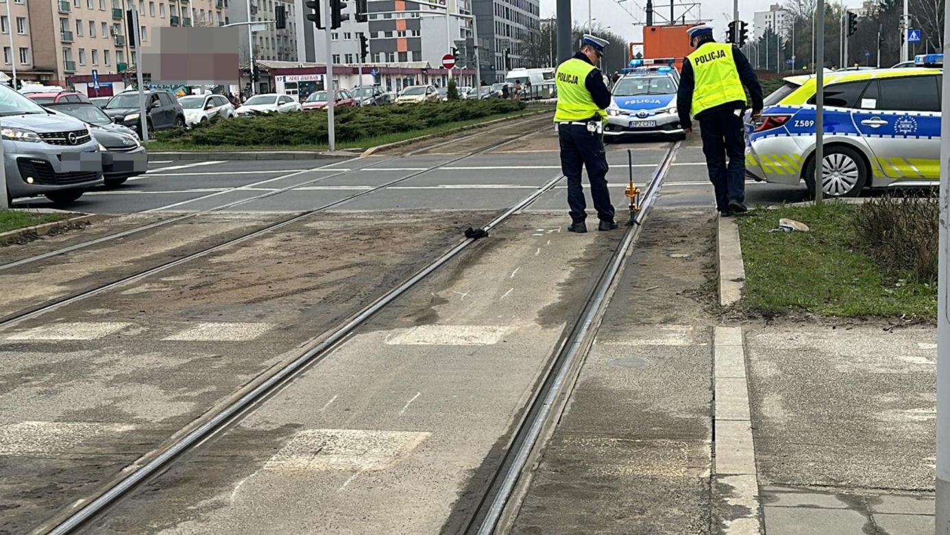 Warszawa, Mokotów. Dramat na rondzie Schumana. 17-latek wpadł pod ruszający tramwaj