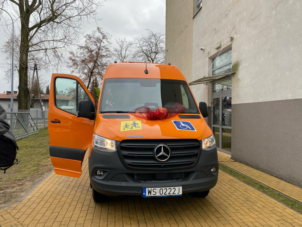 Ułatwi transport dzieci z niepełnosprawnościami. Nowy bus trafił do SOSW w Siedlcach