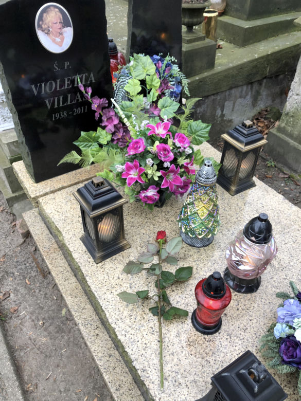 Grob Violetty Villas w 10. rocznicę śmierci