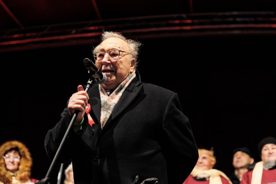 Paderewski przybył do Poznania; tłum mieszkańców na inscenizacji przyjazdu kompozytora do stolicy Wielkopolski