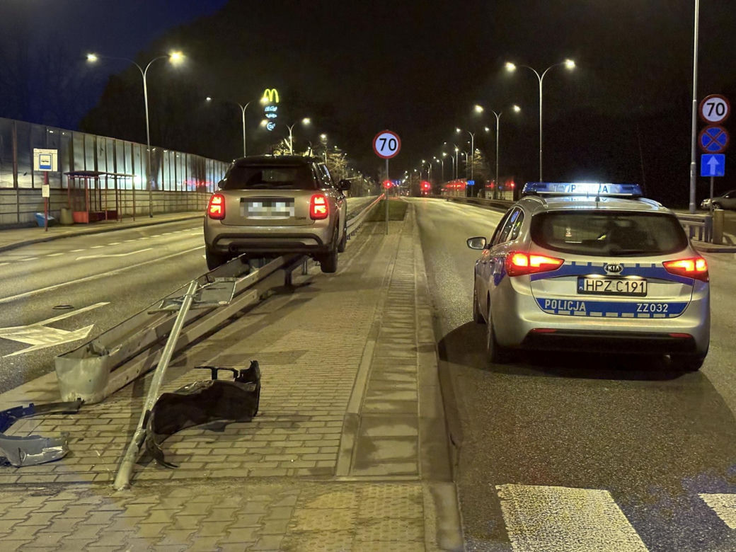 Kierowca zawisł na barierkach w Warszawie. Internauci nie mogą w to uwierzyć: "Funkcja szynowozu"