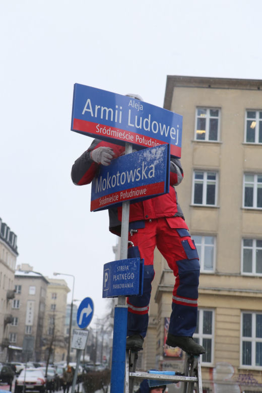 Dekomunizacja Warszawy. Zdejmowanie tablicy z Aleją Lecha Kaczyńskiego, zakładanie na powrót Armii Ludowej.