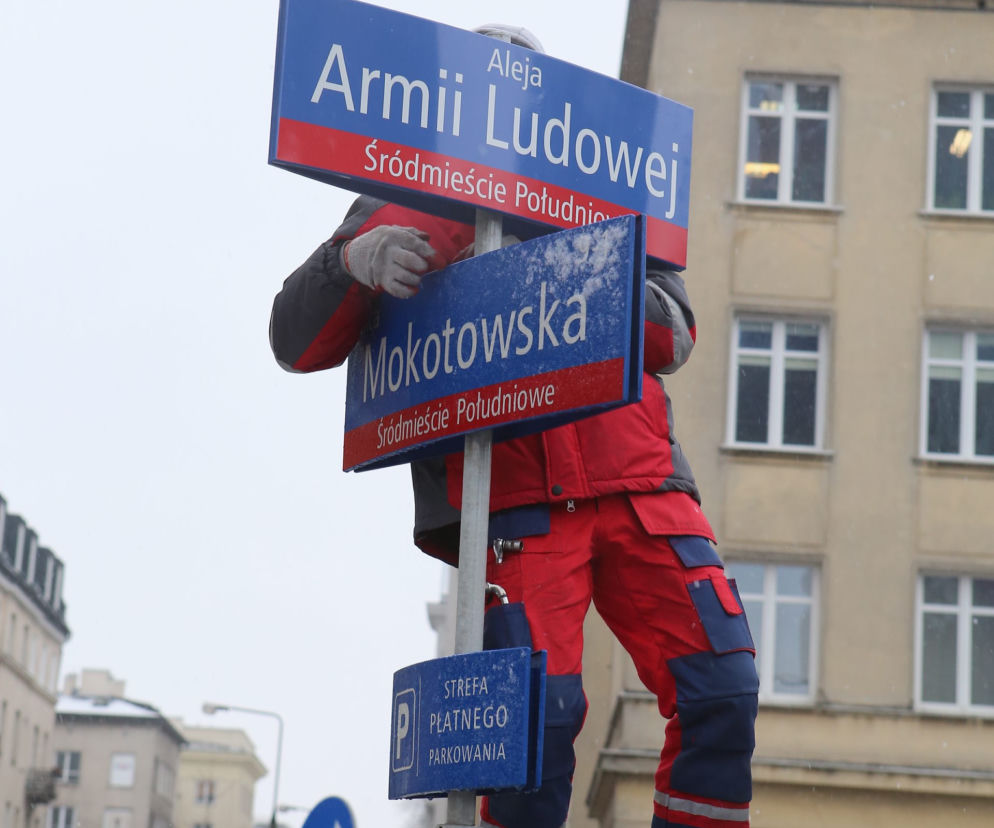 Dekomunizacja Warszawy. Zdejmowanie tablicy z Aleją Lecha Kaczyńskiego, zakładanie na powrót Armii Ludowej.