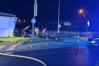 Groźny wypadek w Warszawie. Autem wjechał w stację paliw
