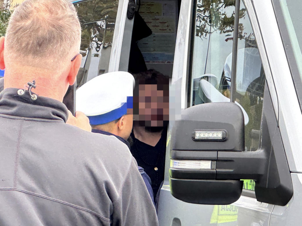 Pościg ulicami Warszawy. Wariat z promilami za kółkiem zmasakrował kilka pojazdów. Dwie osoby ranne