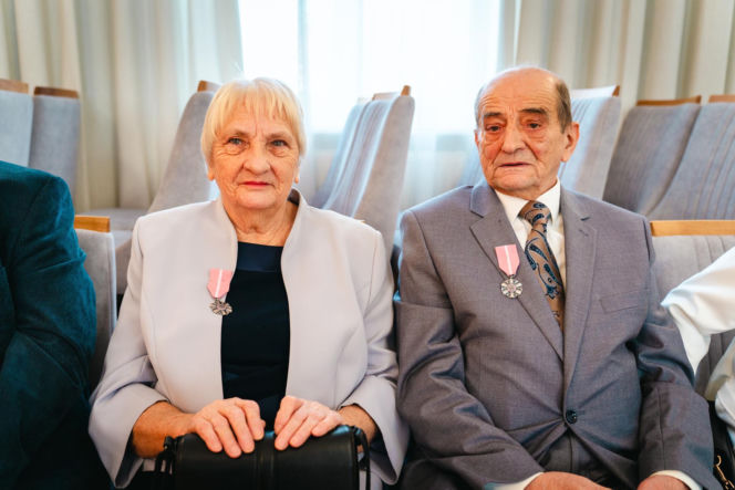 Złoty Gody par małżeńskich w Siedlcach - wręczenie pamiątkowych medali