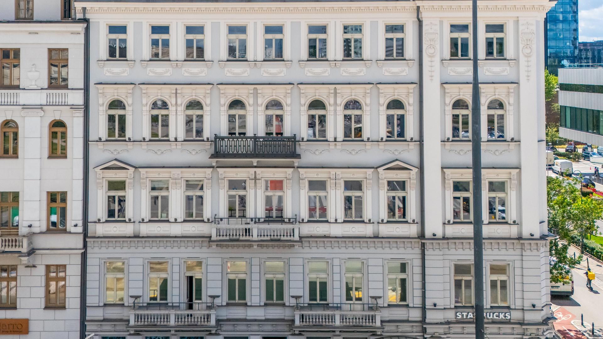 Południowa pierzeja Alej Jerozolimskich w centrum Warszawy