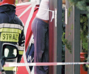 Myła okna nadziała się na płot