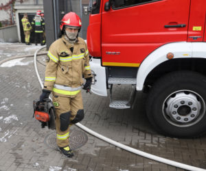 Spłonęło 20 samochodów. Budynek przy Górczewskiej nie nadaje się do zamieszkania