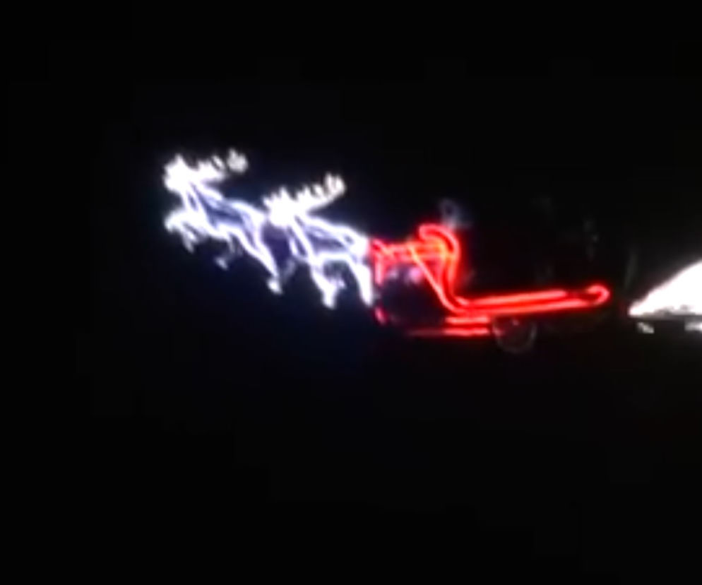Zaprzęg św. Mikołaja przeleciał po niebie? Mistrz świata uniósł sanie i renifery [WIDEO, ZDJĘCIA]