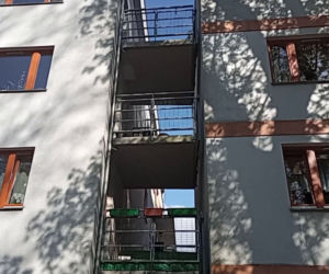 Balkony z widokiem na ścianę