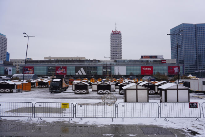 Jarmark Warszawski na placu Defilad na kilka dni przed startem imprezy