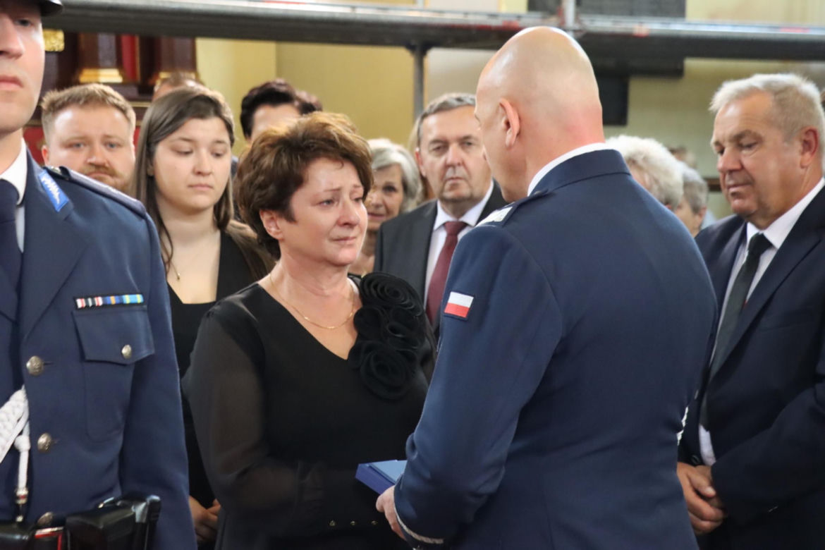 Pogrzeb policjanta, który zmarł po interwencji. Polska Policja pożegnała asp. sztab. Bogdana Orzeszka